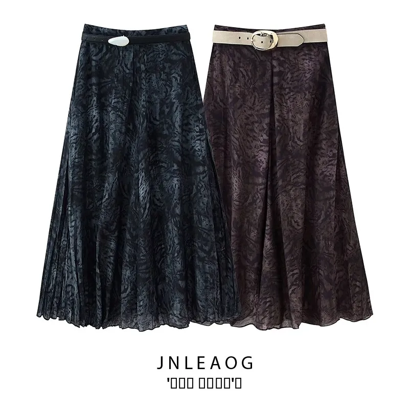 تنورة متوسطة الطول مطبوعة عصرية مع تفاصيل حزام، ملابس كاجوال من البوليستر مناسبة للسيدات في أواخر العشرين