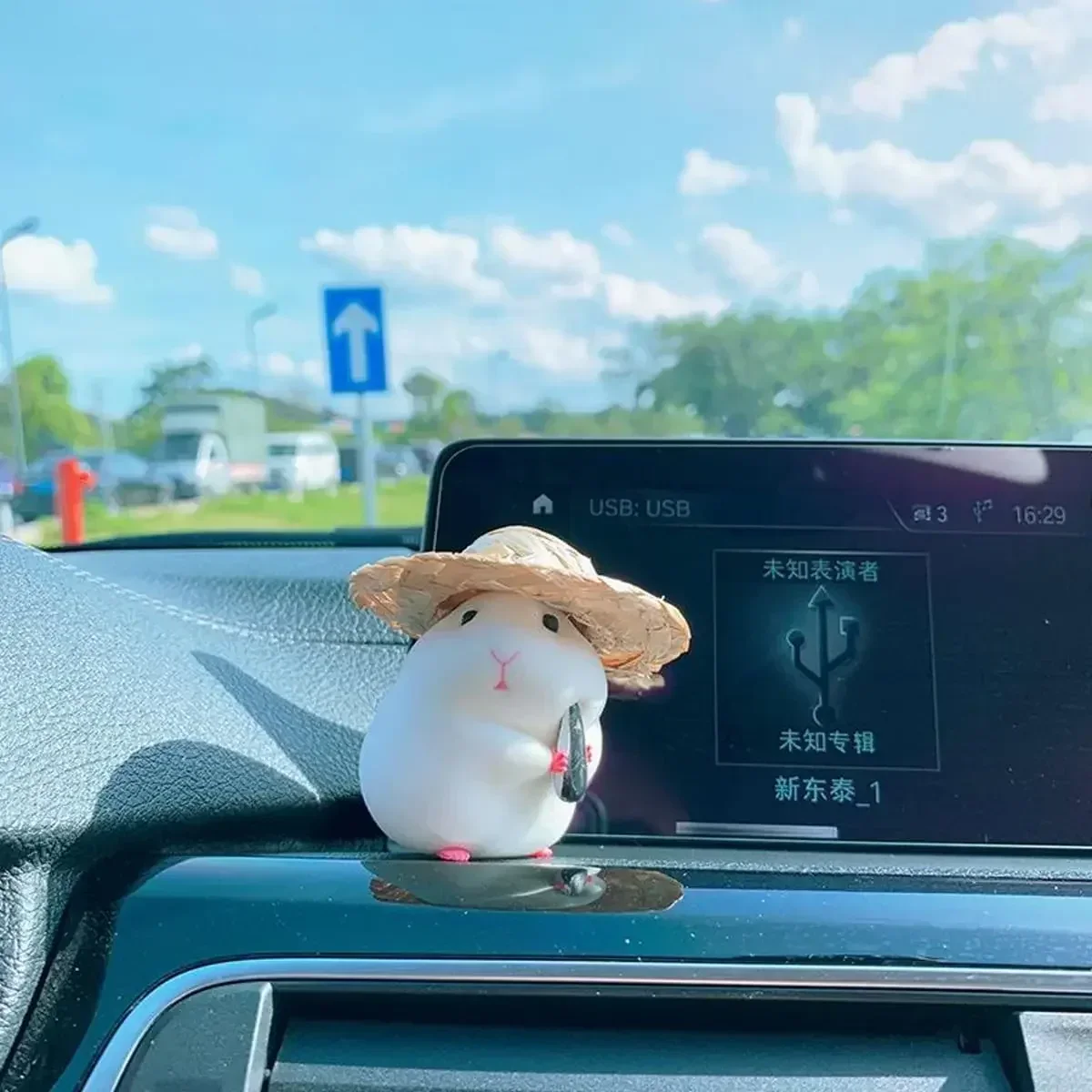1 Buah Ornamen Mobil Hamster Lucu dengan Topi Jerami Dekorasi Aksesori Mobil Dasbor Mobil Kartun Hadiah Pasangan Aksesori