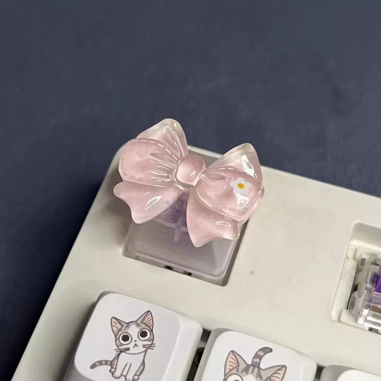 Clavier mécanique créatif personnalisé avec nœud translucide, touches roses et bleues, accessoires ajoutés