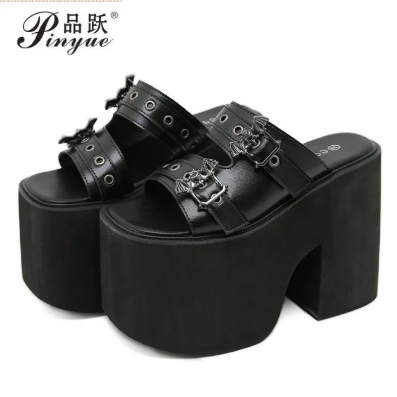 

Женские готические сандалии на платформе 13 см с пряжкой в виде летучей мыши, модные летние туфли с открытым носком, на каблуке, без застежек, с ремешком на пятке, для улицы