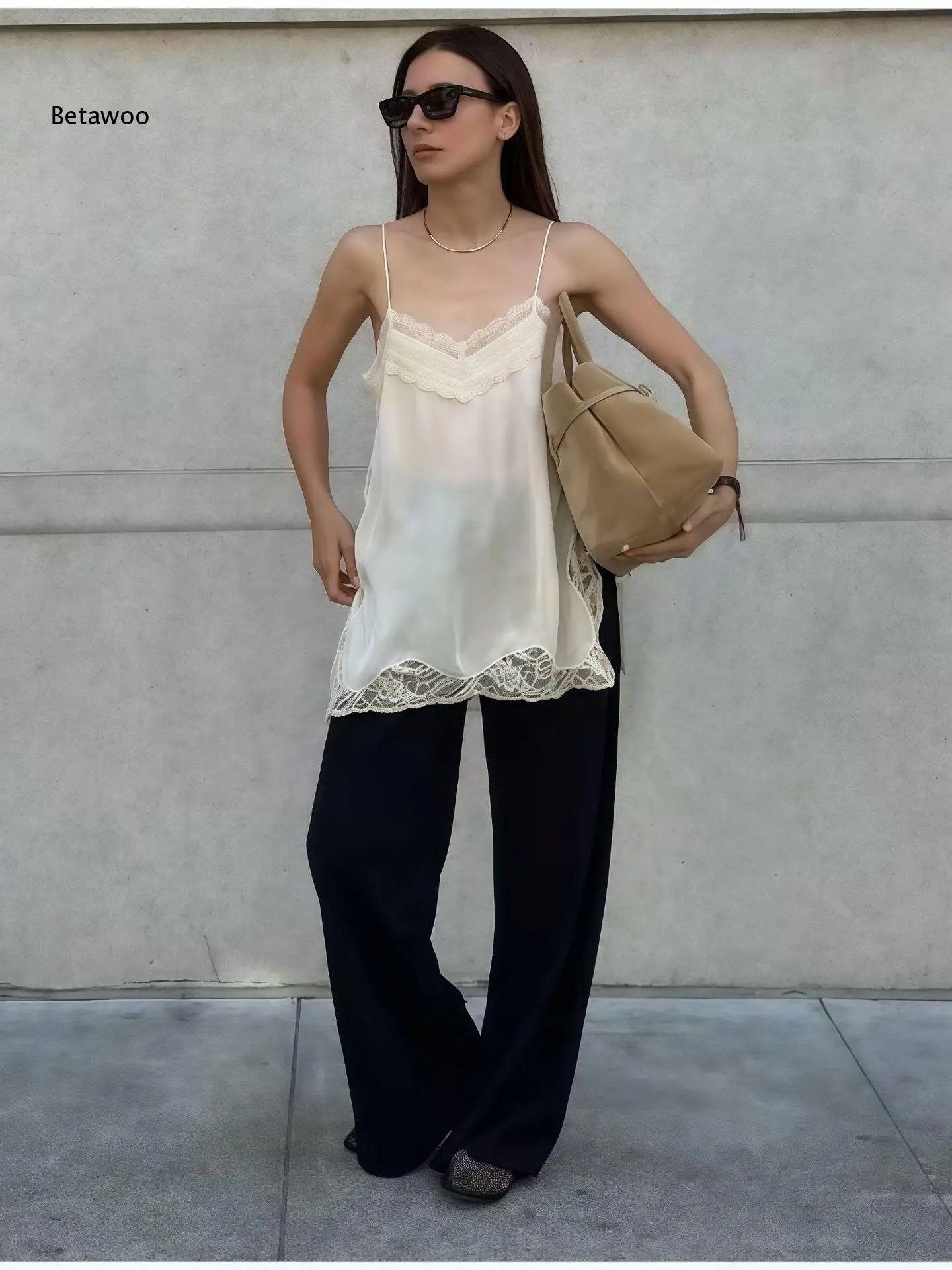 Women's Lace Trim Camisole Top with Adjustable Straps, Loose Fit Sleeveless Blouse for Summer Casual Wear and Layering