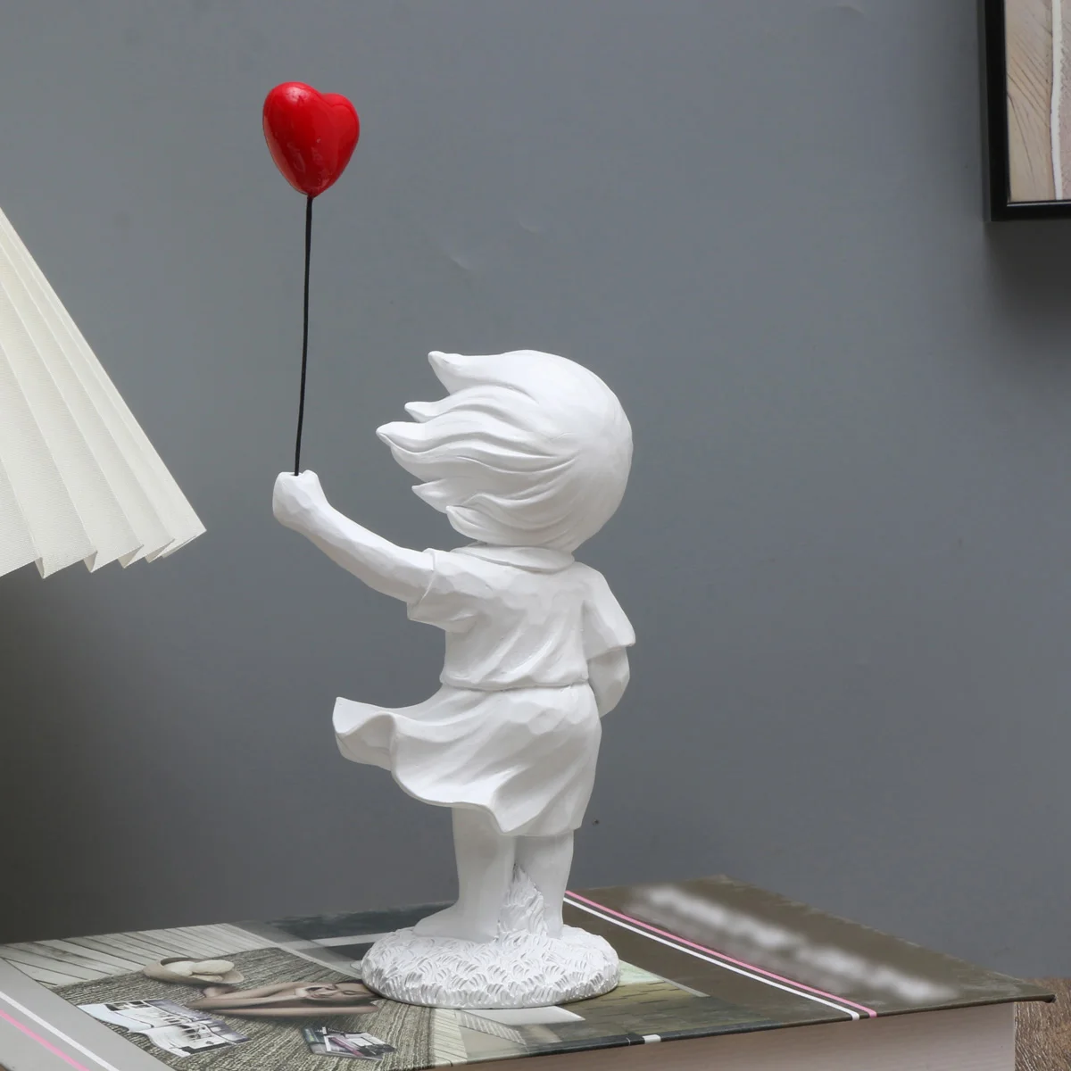 Banksy-Herz-Ballon und fliegendes Mädchen, inspiriertes Kunstwerk, moderne Skulptur, Heimdekoration, Statuendekoration – Detail 9
