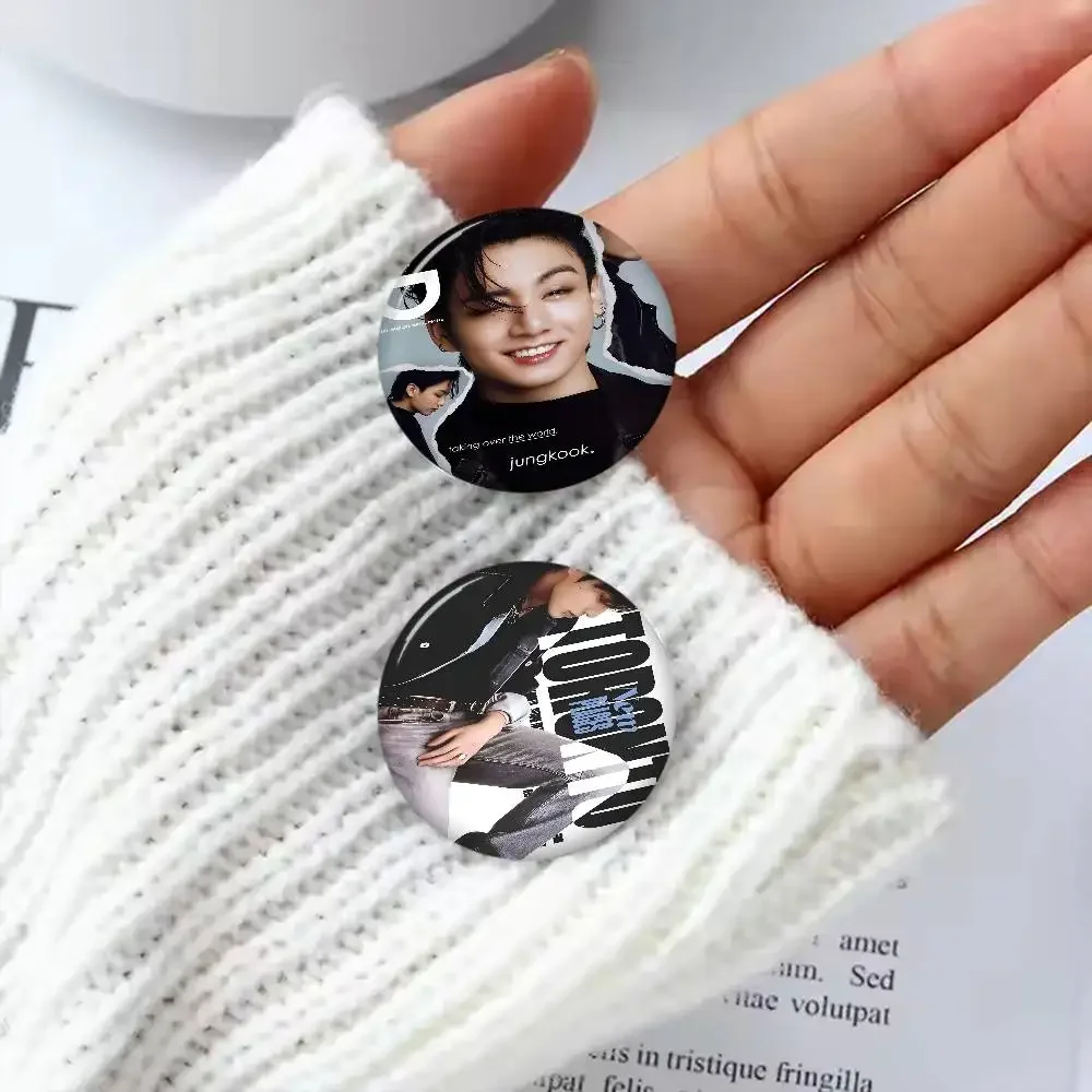 J-Jung K-Kook دبابيس زر مستديرة شعار دبابيس الإبداعية على ظهره الملابس الديكور موضة الكرتون مجوهرات هدايا