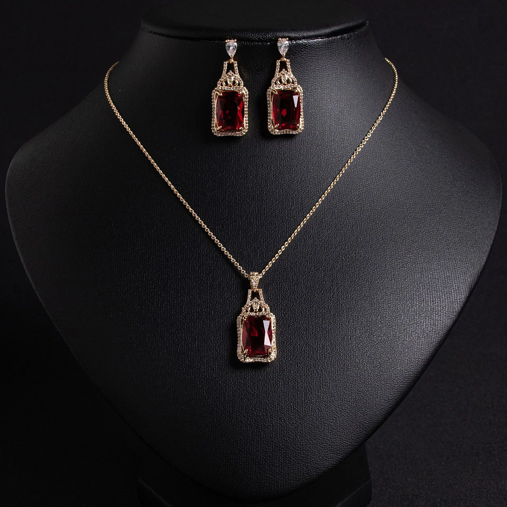 

European and American hot-selling jewelry sets, ruby pendants, necklaces, Korean versions, square stone pendants, collarbone ch