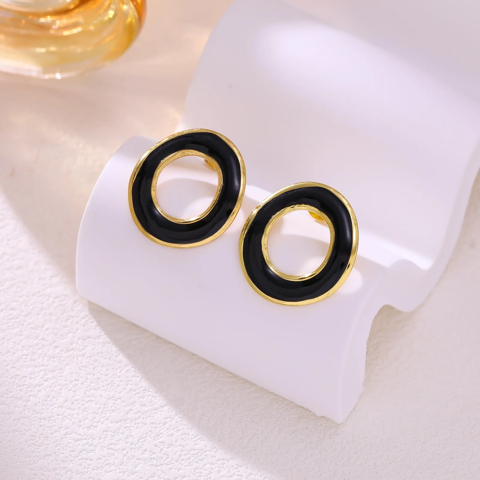 

Creative Round Hollow Stud Earrings for Women, Casual Asymmetrical Design, Stainless Steel Material, All Seasons Fashion Accesso