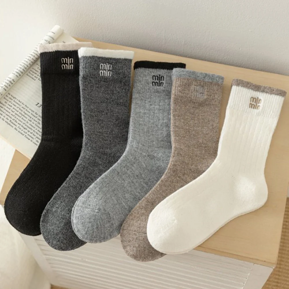 

2-парные женские шерстяные носки с вышитыми буквами, зимние теплые повседневные модные однотонные женские носки в корейском стиле, комплект