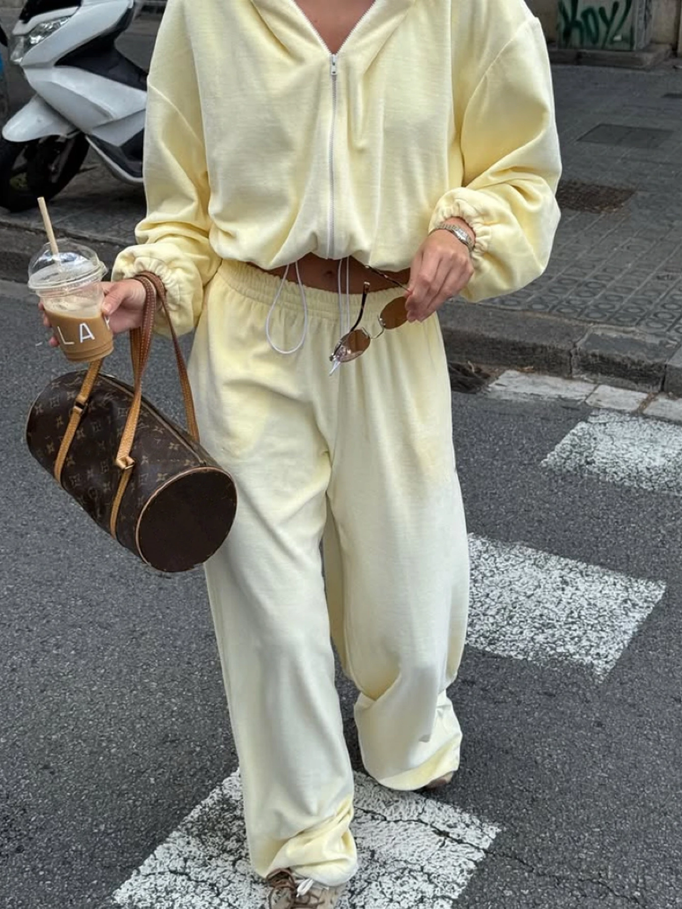 

Женский комплект из двух предметов, однотонная короткая толстовка с капюшоном и брюки с эластичной резинкой на талии, стандартный крой, осенне-зимняя одежда