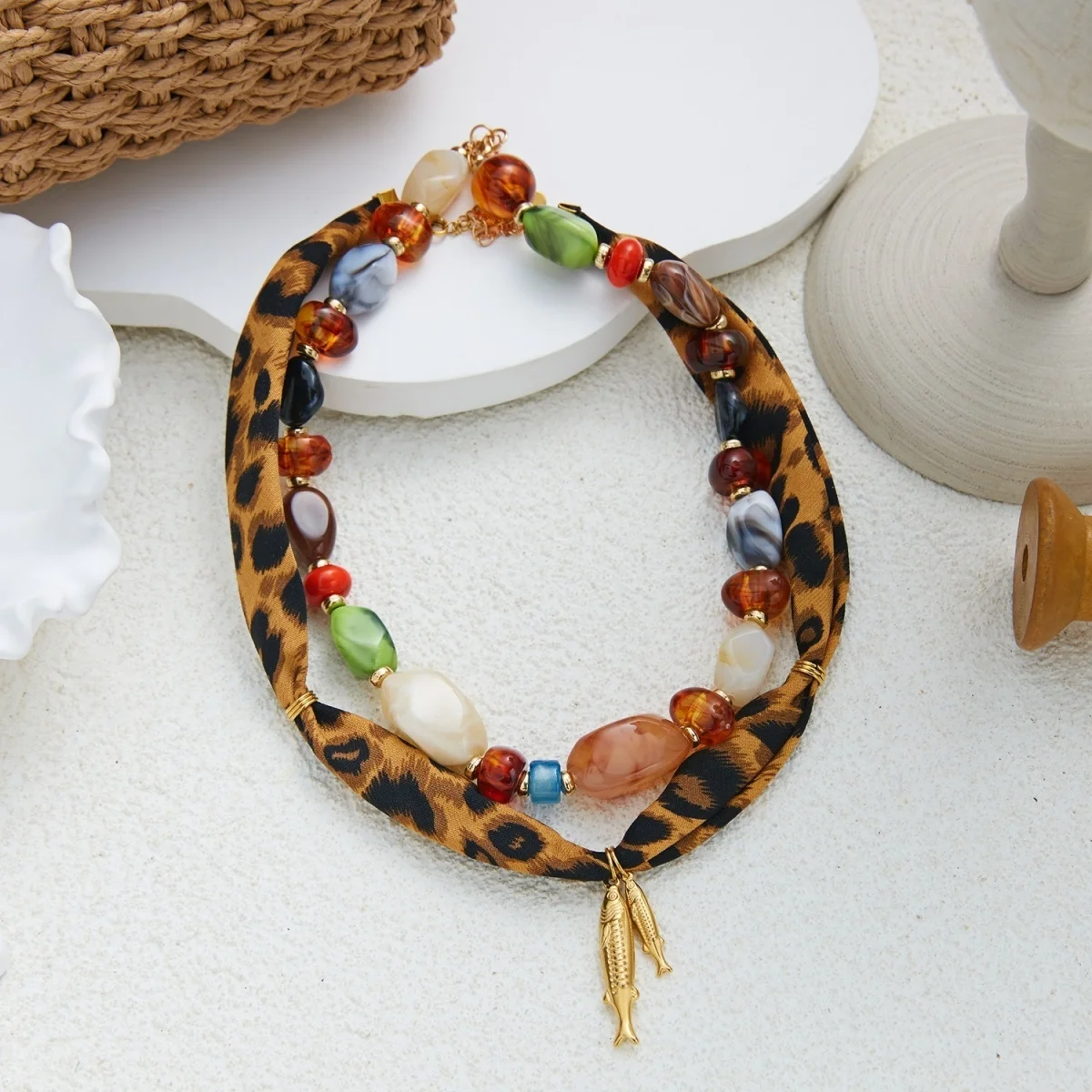 Leopardenmuster-Schalband-Halskette mit Acrylperlen und Edelstahl-Fischanhänger für Damen, Maillard Unregelmäßiger Perlen-Choker-Schmuck – Detail 23