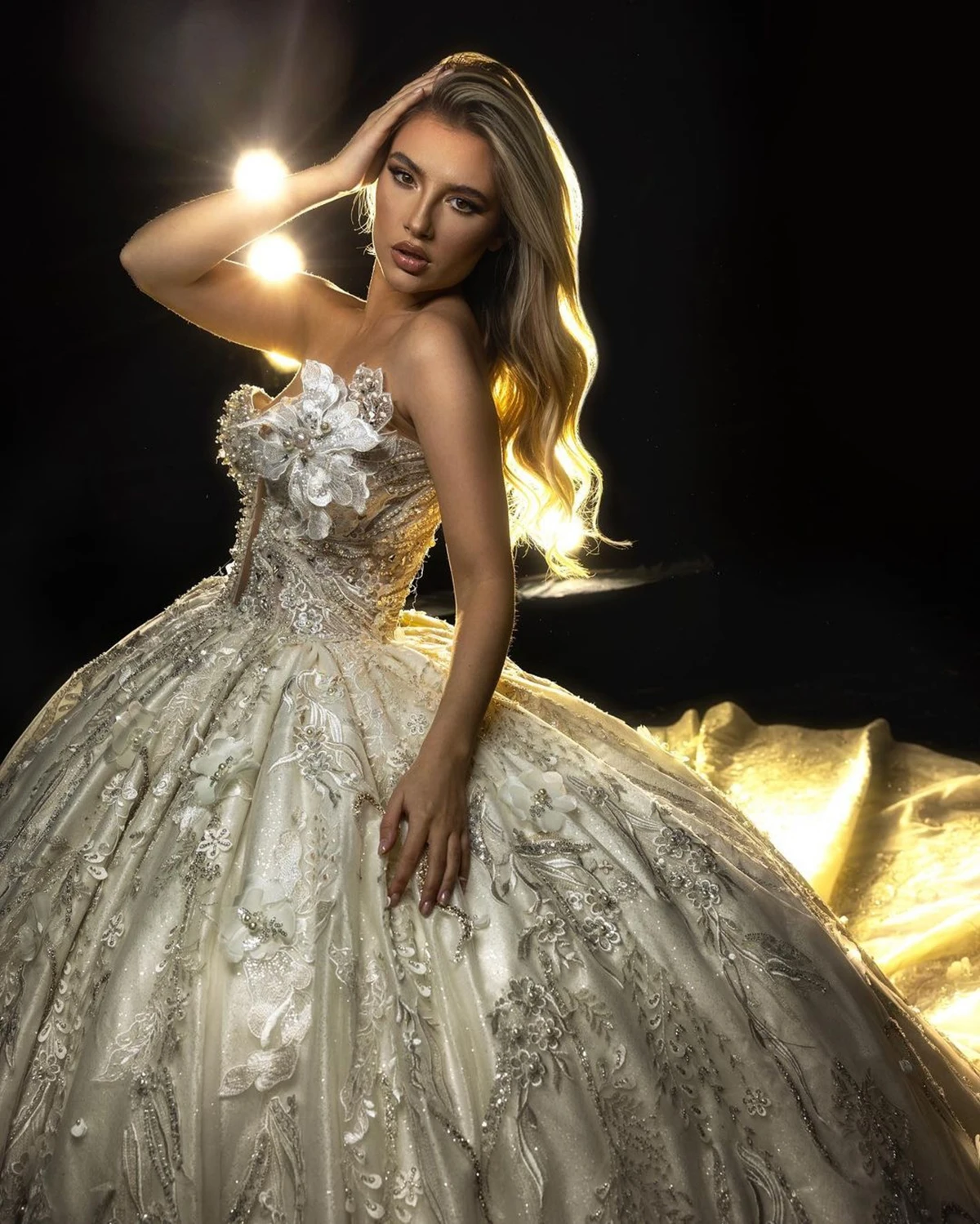 Lujosos apliques vestidos de novia árabes vestido de baile sin mangas vestido de novia sin espalda rebordear cristal personalizado