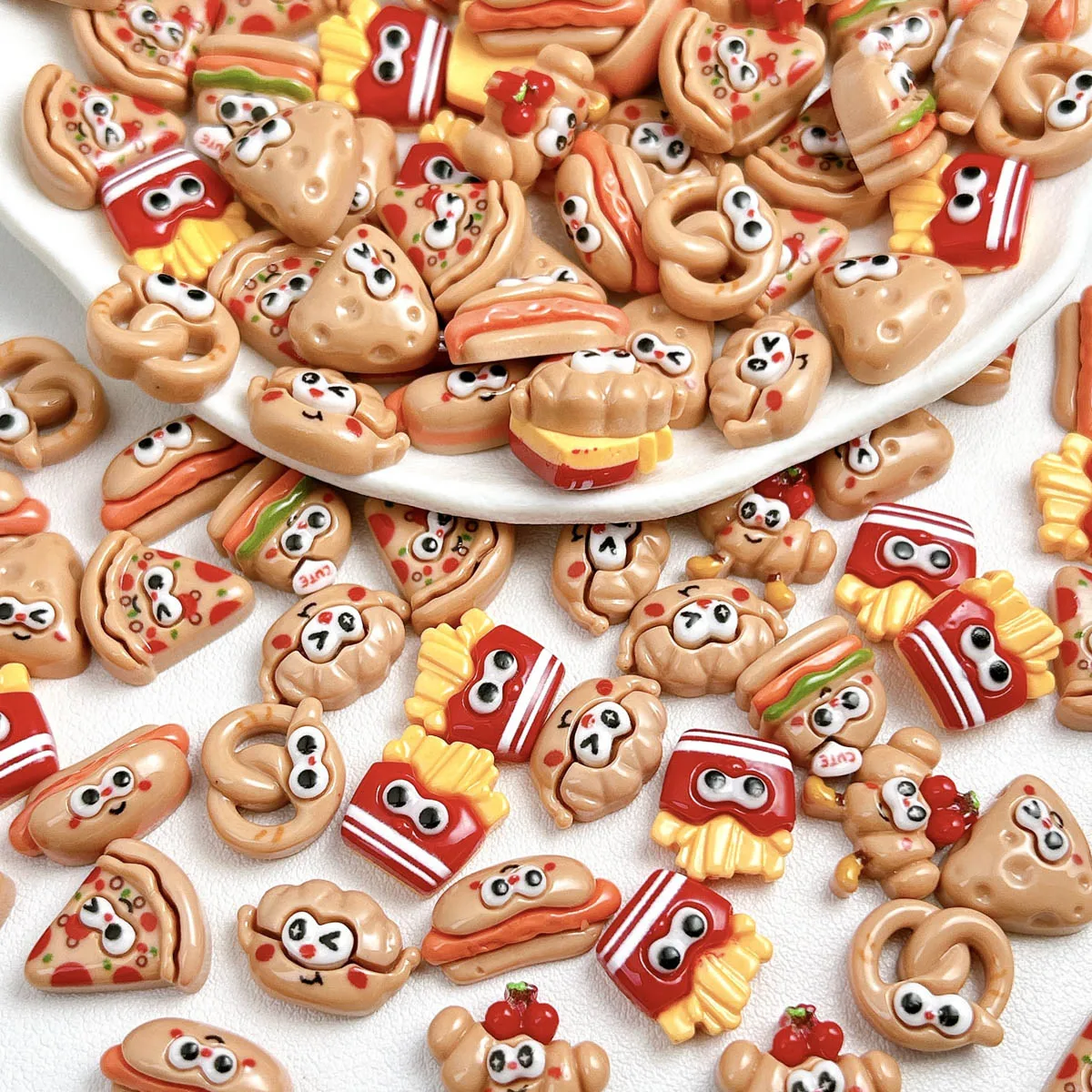 20PCS Kreative Große Augen Serie Lebensmittel Nagel Charms 3D Cartoon Kawaii Käse Croissant Pizza Harz Nail art Dekorationen DIY nägel