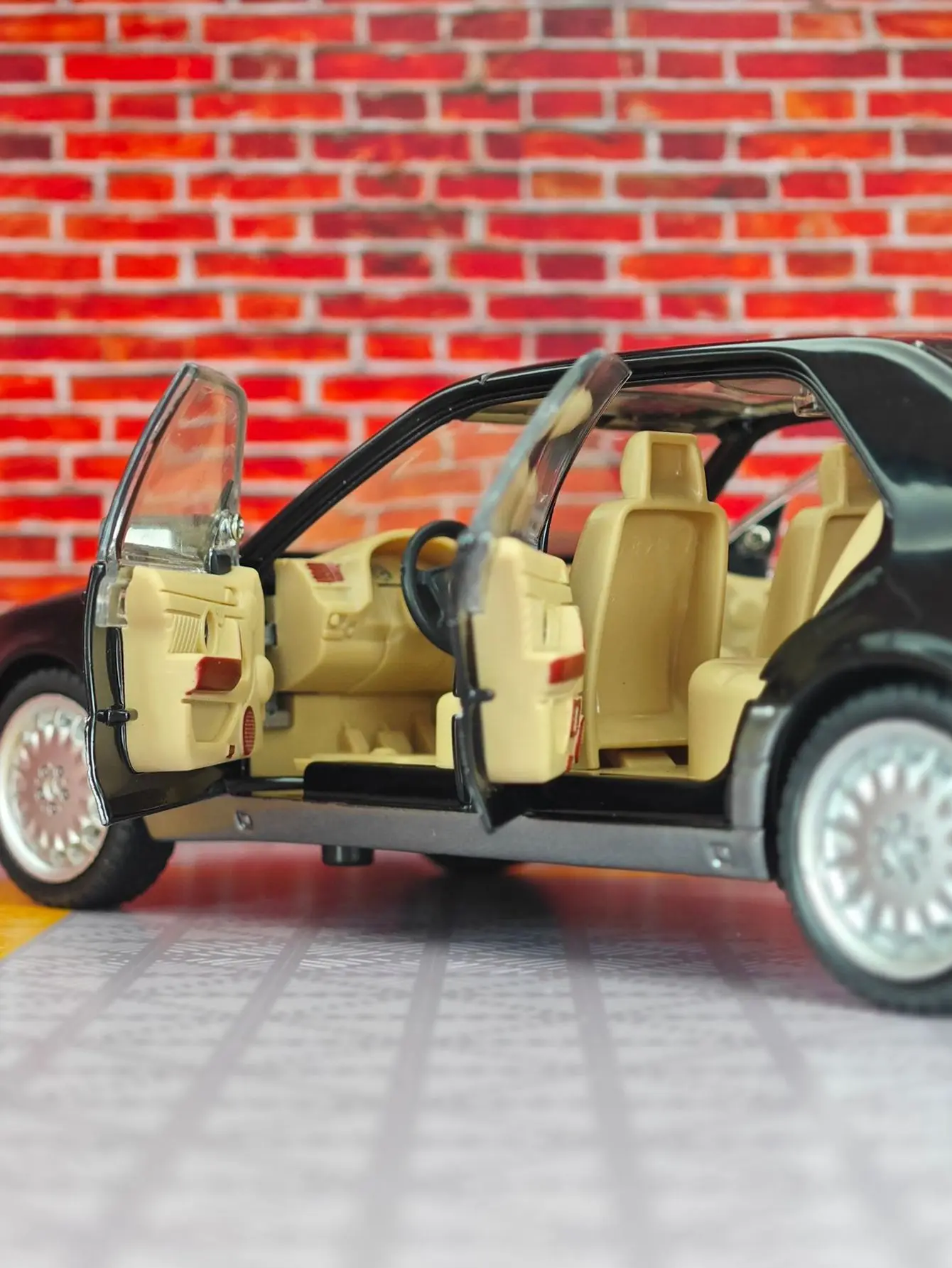 1:24 Mercedes Benz W140 S320 modello di auto in lega, porte e cofano possono essere aperti come regalo di compleanno per i bambini