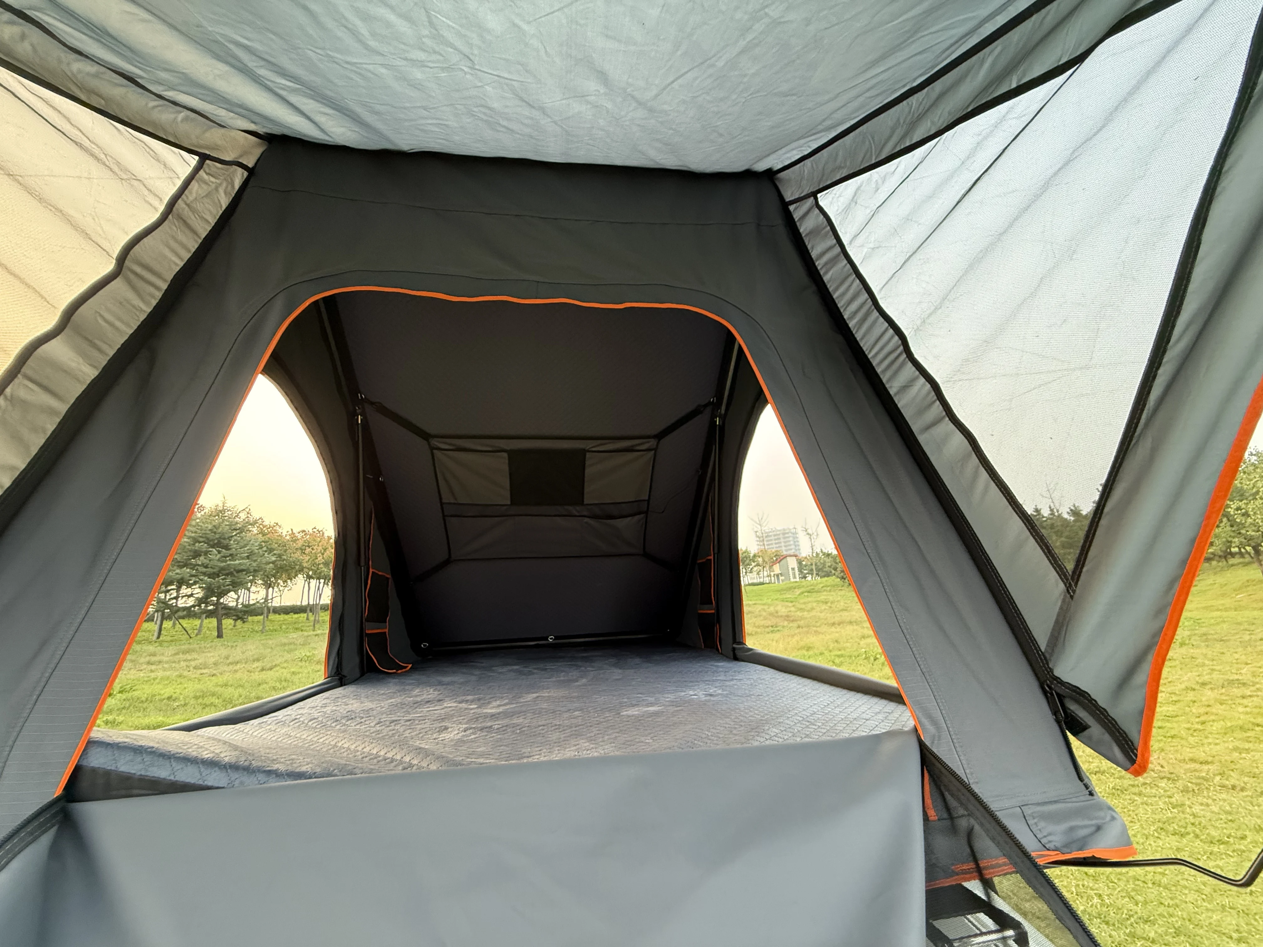 Ultra Thin Lightweight Hard Shell Rooftop Tent - Aluminum Custom 4 Person Car Roof Tent for Outdoor Camping