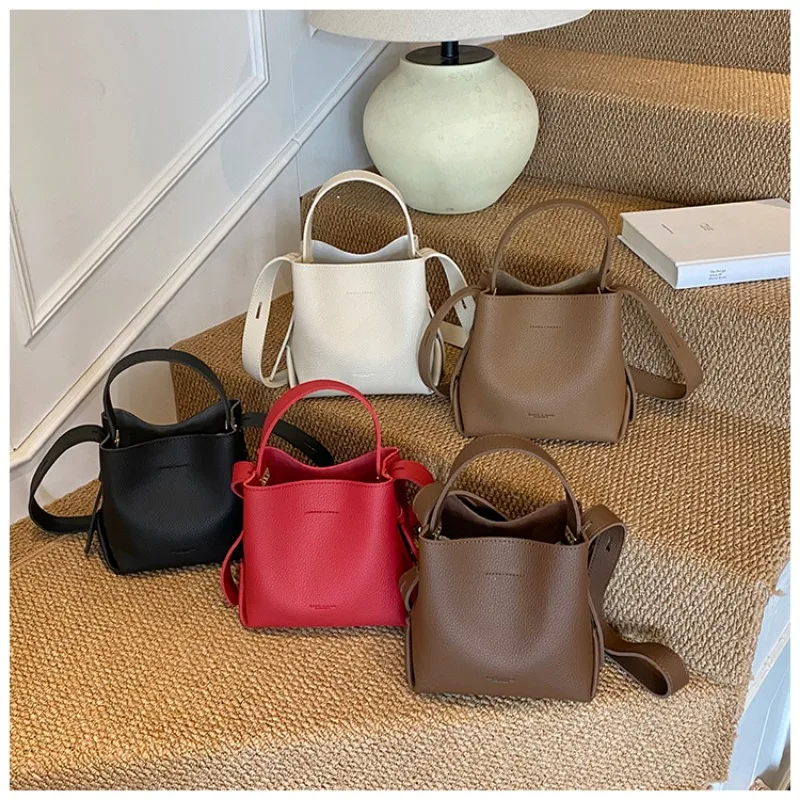 

Модная однотонная сумка-мешок из искусственной кожи в стиле ретро, большая вместительная сумка 2026, новые лаконичные сумки на плечо Advanced Sense, универсальная повседневная женская сумка-тоут