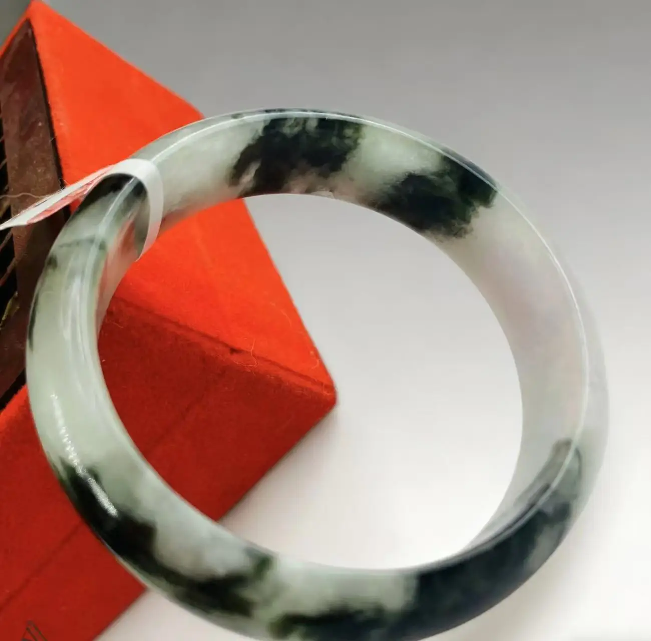 

Один на одной настоящей стрельбе маленького нефритового браслета с синим цветком диаметром 53 мм.