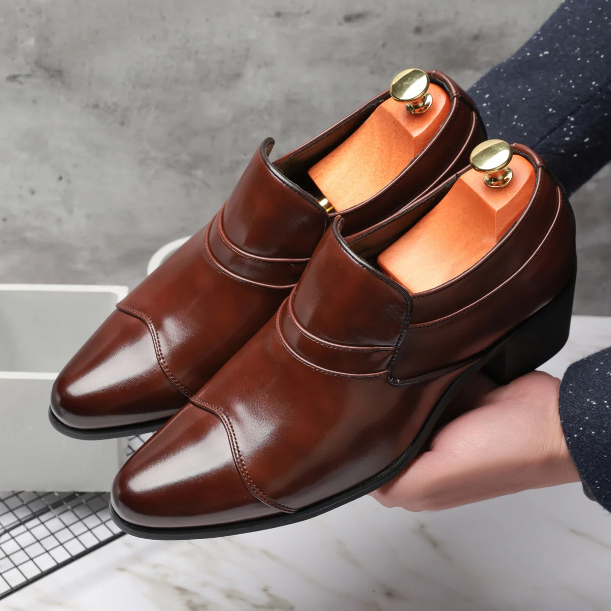 

Высокие кожаные ботинки в британском стиле для мужчин, свадебные туфли для жениха с острым носком, модные брендовые осенние модельные ботинки на высоком каблуке в классе