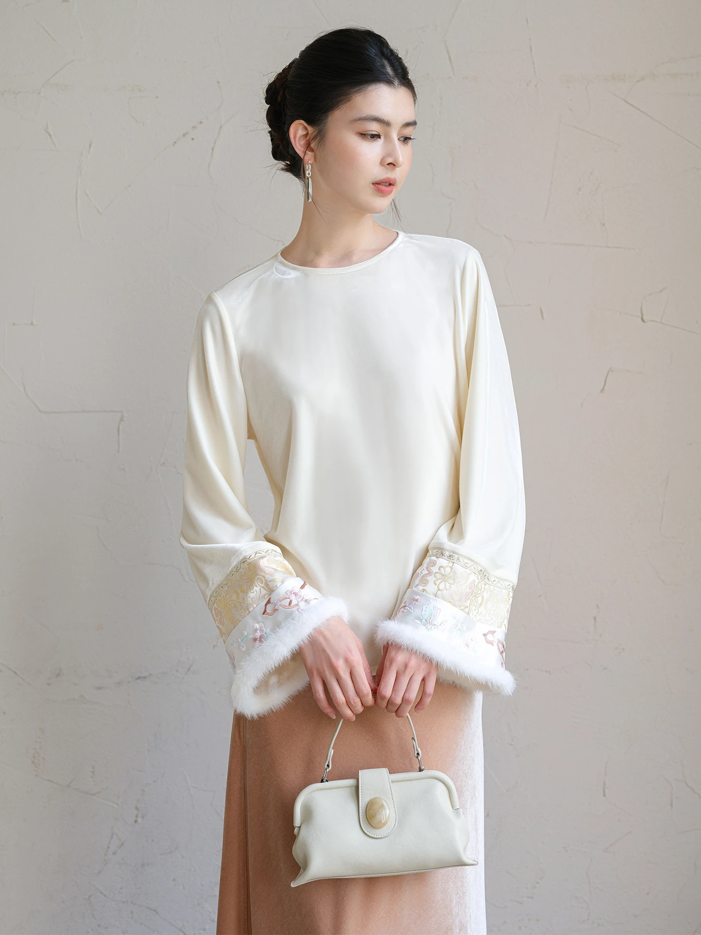 

Velvet Embroidered Loose Fit round Ne Women's Top Chinese Sle Faionable Casual irt Autumn Winter New Arrival