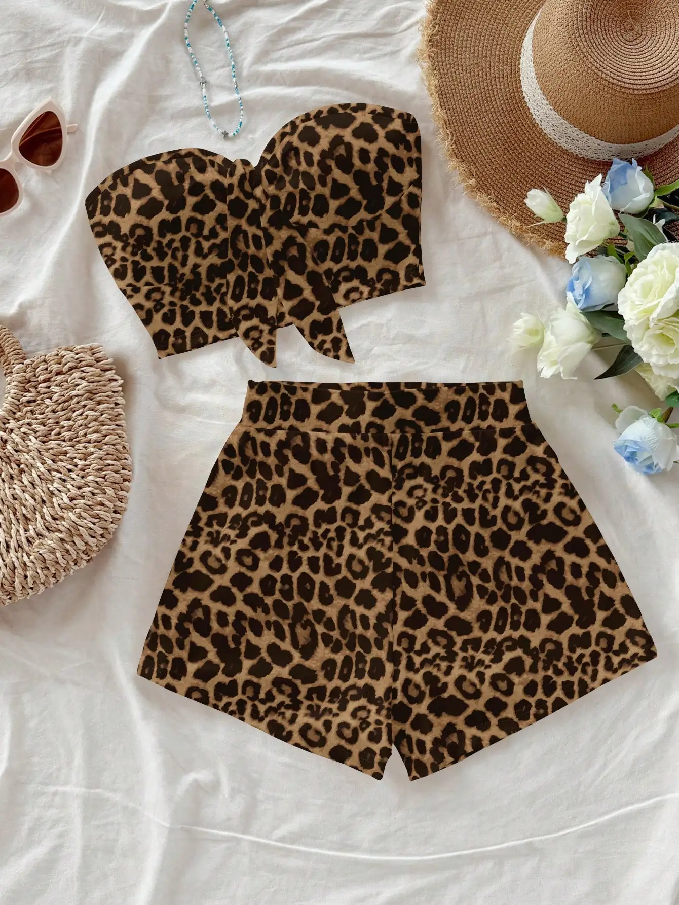 

Женский комплект из топа-бандо с леопардовым принтом и мини-шорт с высокой талией для летней повседневной носки
