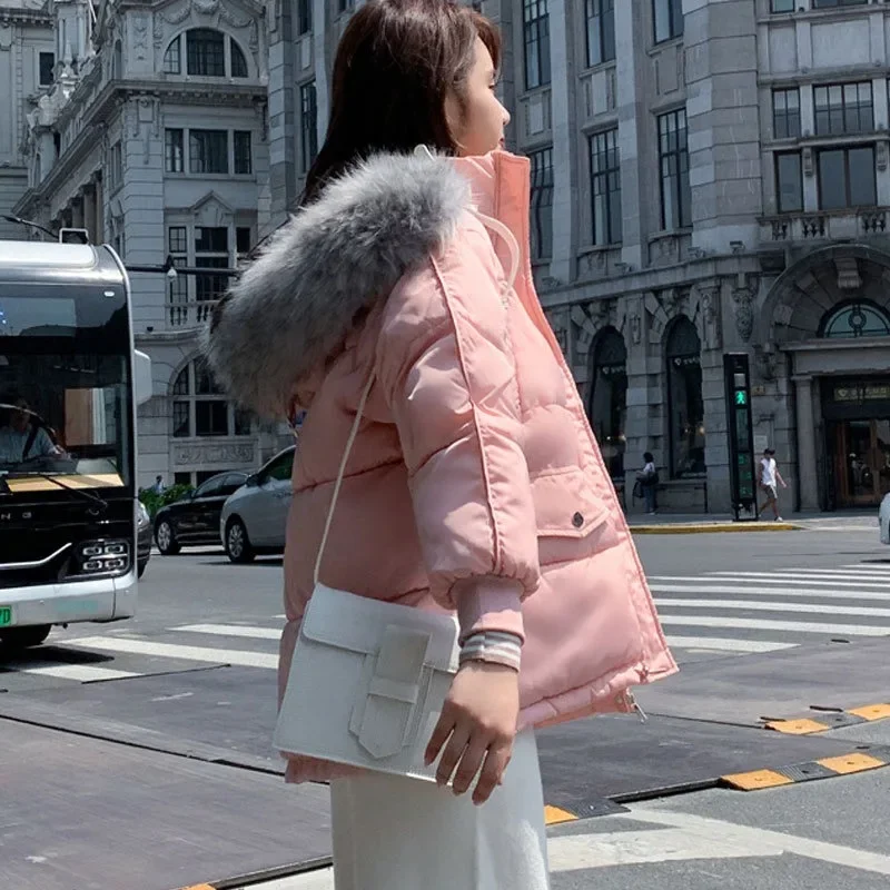 2025 ใหม่ผู้หญิงลงฝ้ายCoatเสื้อแจ็คเก็ตฤดูหนาวหญิงสั้นParkasหลวมหนาOutwear Hooded Fur Collarอเนกประสงค์Overcoat