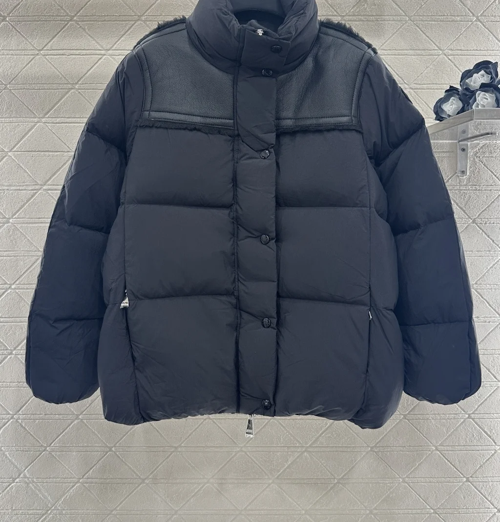 Zimowa, modna damska kurtka z nylonu, patchworkowa, prostokątna, z tłoczonym kołnierzem stójką, wypełniona białym puchem kaczym.