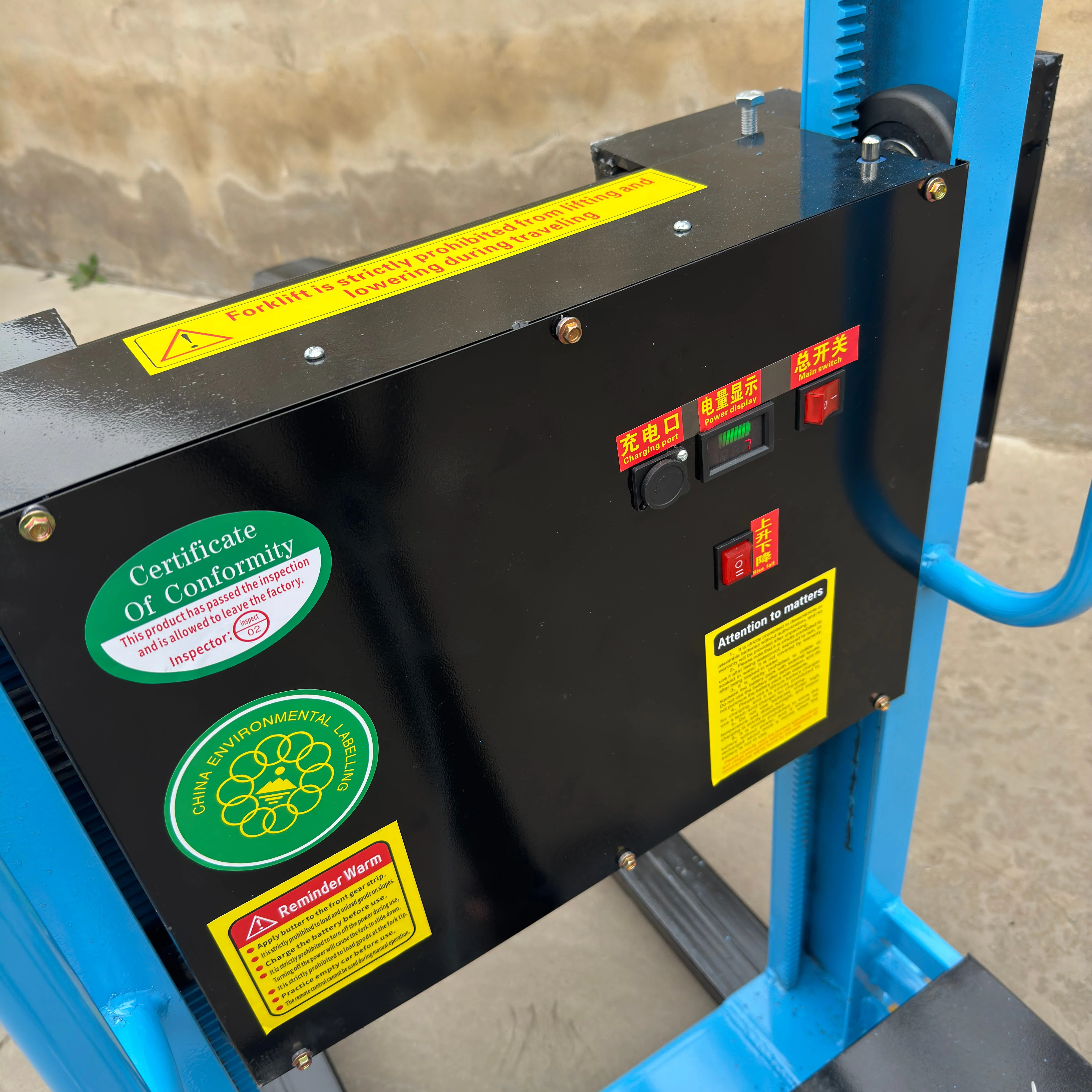 Truck Mounted Electric Stacker Manual Forklift Self Lift Stacker Portable Electric Hoist Self-Loading Forklift 3