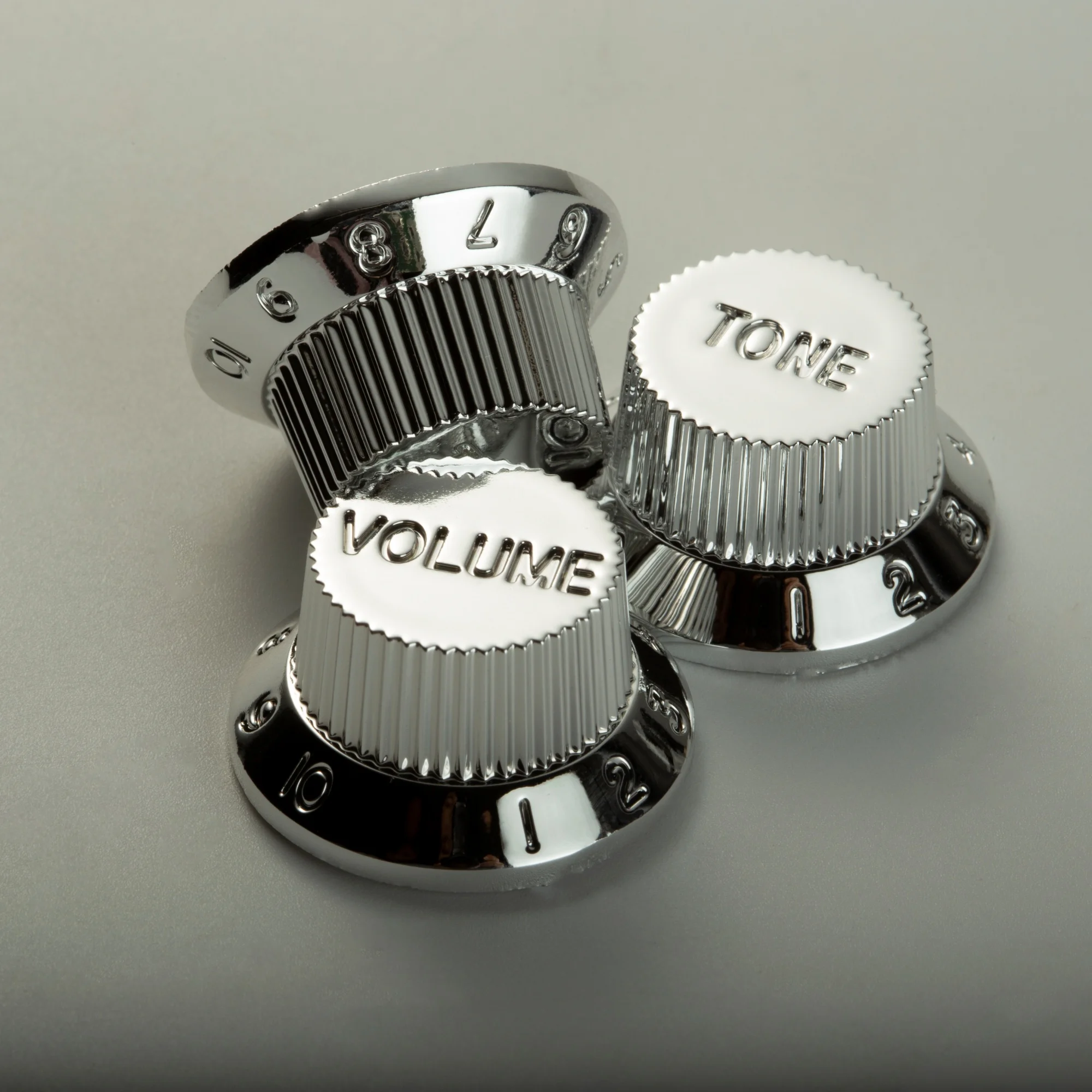 PHRILAM Geschwindigkeitsregler, 1 Lautstärke, 2 Töne, Gitarrenknopf-Set, passend für Fender Strat Style Elect 18 Splines, Chrom – Detail 1