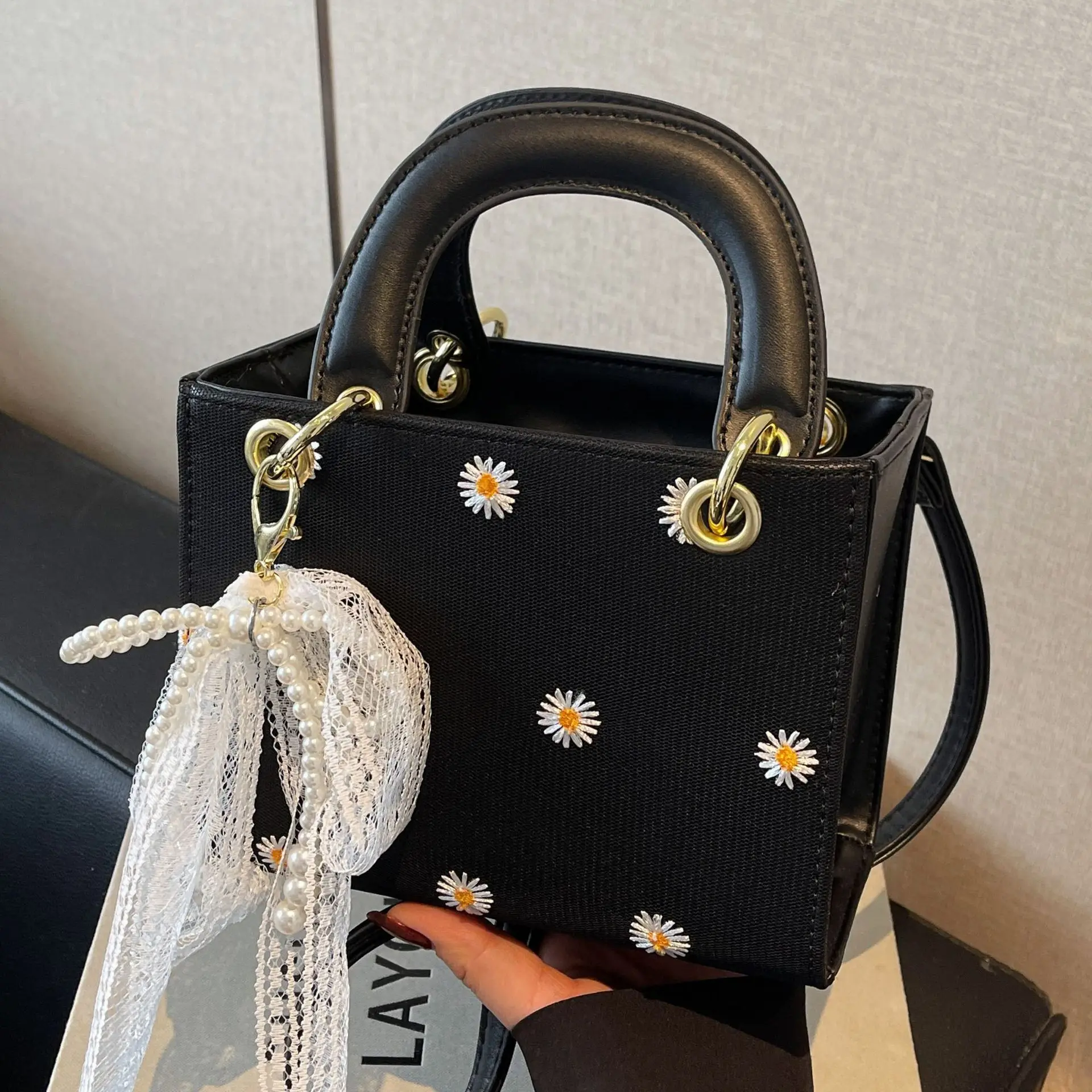 

Элегантная женская сумка через плечо с цветочным принтом, новинка 2023 года, роскошная сумка через плечо с принтом ромашки, модная маленькая сумка для всех случаев