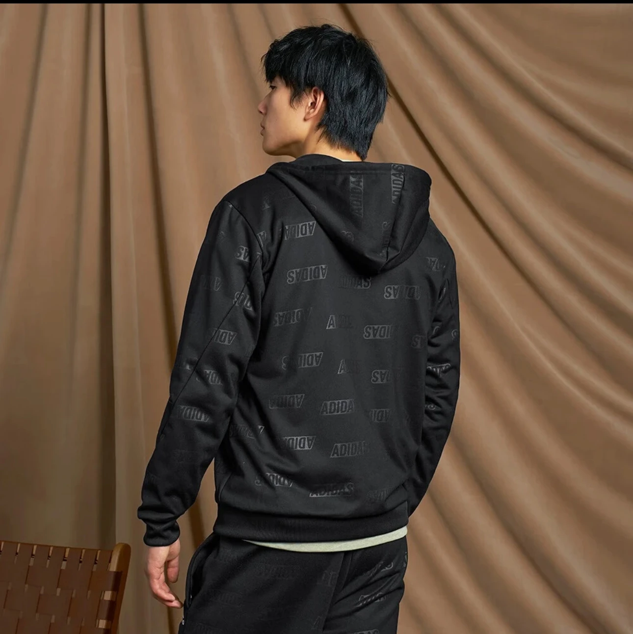 سترة أديداس بغطاء للرأس وأكمام طويلة للرجال باللون الأسود #3