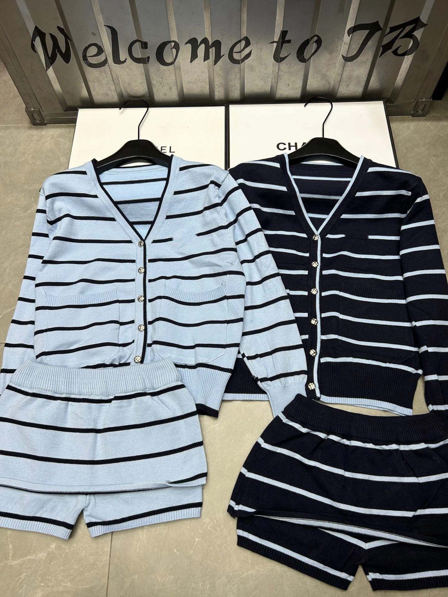 

Модный универсальный комплект VIBE: вязаный кардиган с V-образным вырезом в полоску и юбка-брюки (осень-зима)