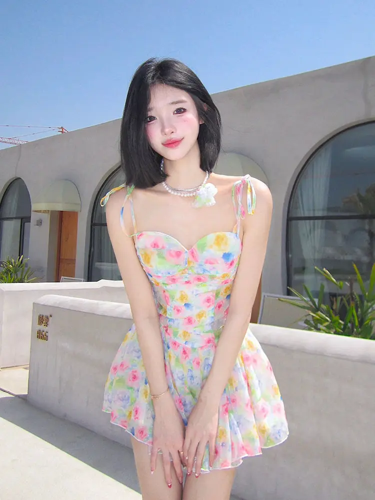 Sexy sem costas floral mini vestido feminino cinta de espaguete plissado em camadas magro elegante vestido verão férias praia festa outfit 2025