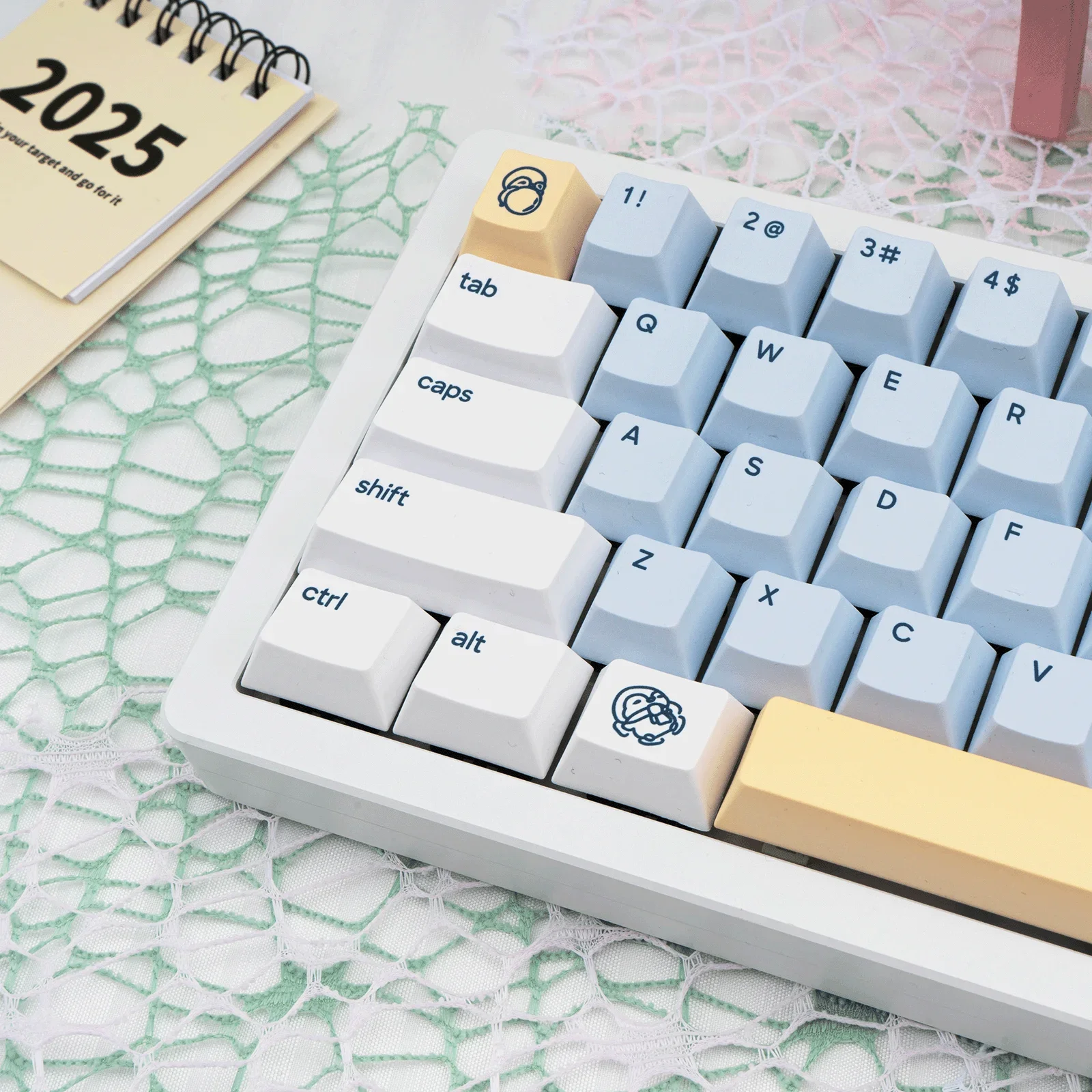 Keycap Penguin Kecil Keycap Keyboard Mekanis Kustom Sublimasi Lima Sisi PBT Asli Keycap Huruf Kecil Biru dan Wh