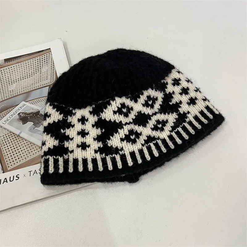 

Retro color blocked diamond grid knitted woolen hat for women in autumn and winter, showing off face, small head, cold hat, warm