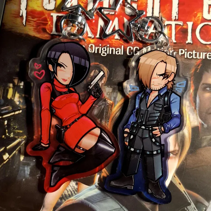 Set de Llaveros para Amantes Destinados: Agente Veterano y Espía Misteriosa |   Amuleto del Dúo de Terror de Supervivencia "Rojo y Negro" para Fanáticos de Videojuegos