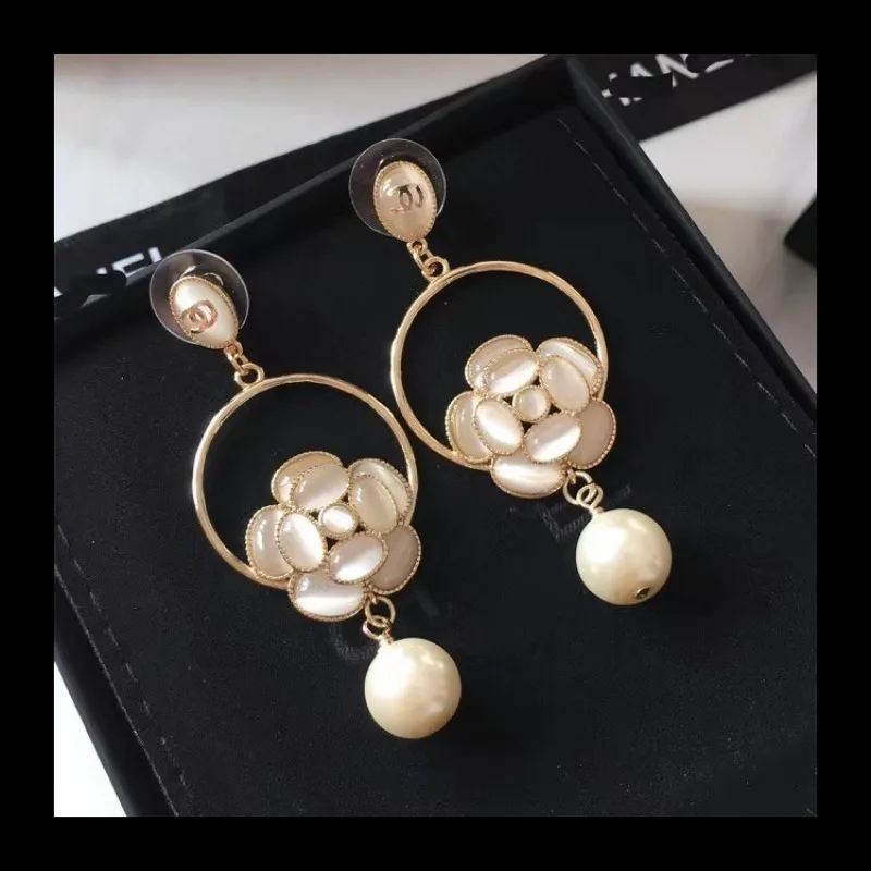 

Простой нишевый дизайн, индивидуальность, мода, универсальность, латунный материал, серебряные серьги-гвоздики 2024 года для женщин