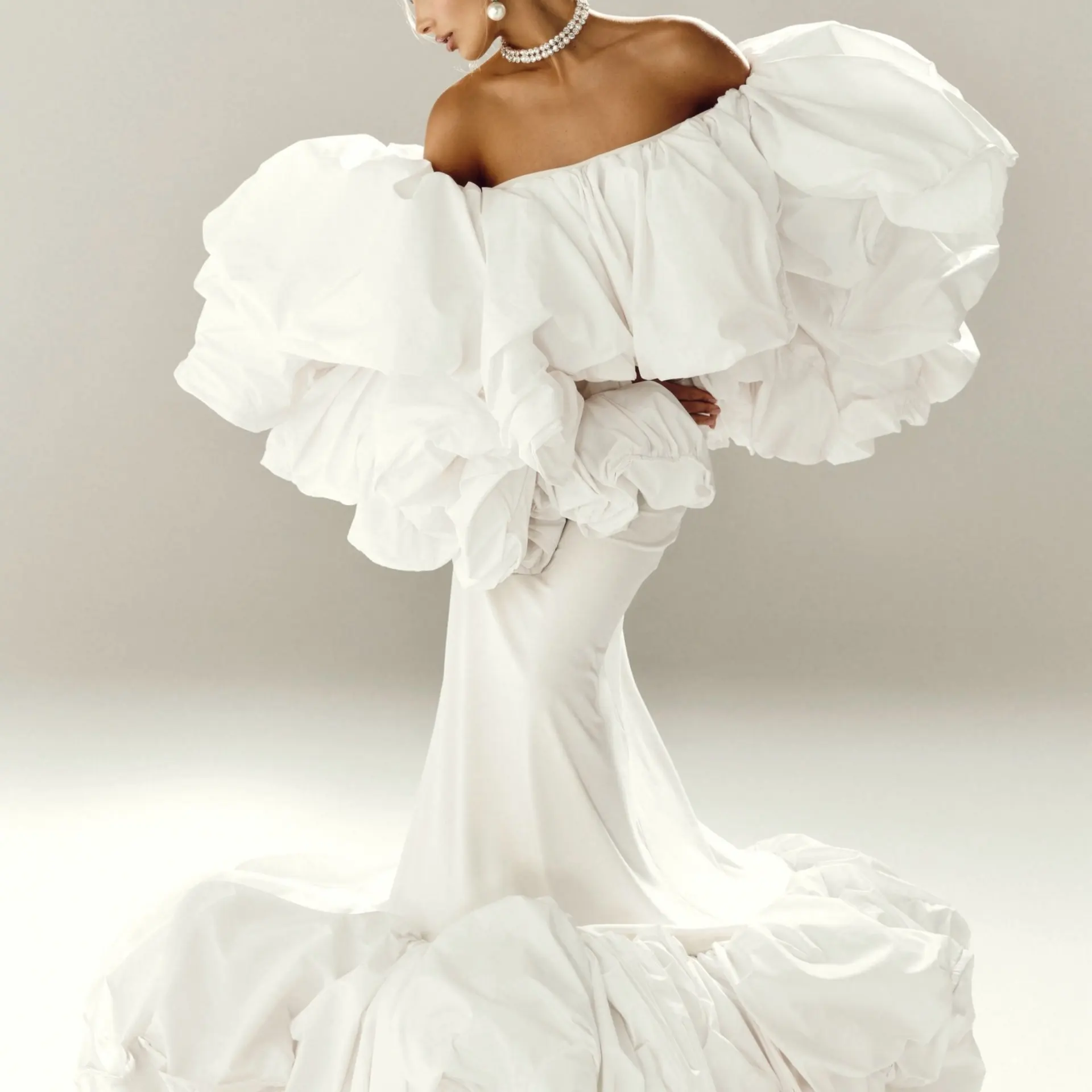 

Роскошное белое свадебное платье-русалка с открытыми плечами, объемными рукавами с оборками и струящимся шлейфом – элегантное бальное платье для невесты