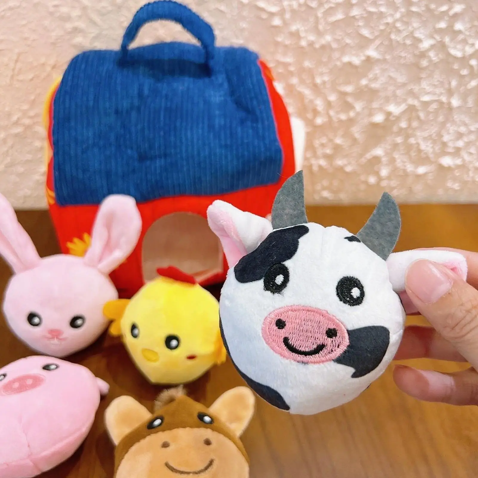 Zabawka wędkarska dla maluchów z kubkami do układania, edukacyjne aktywności dla przedszkolaków, interakcja rodzic-dziecko, czas spędzenie z rodziną.