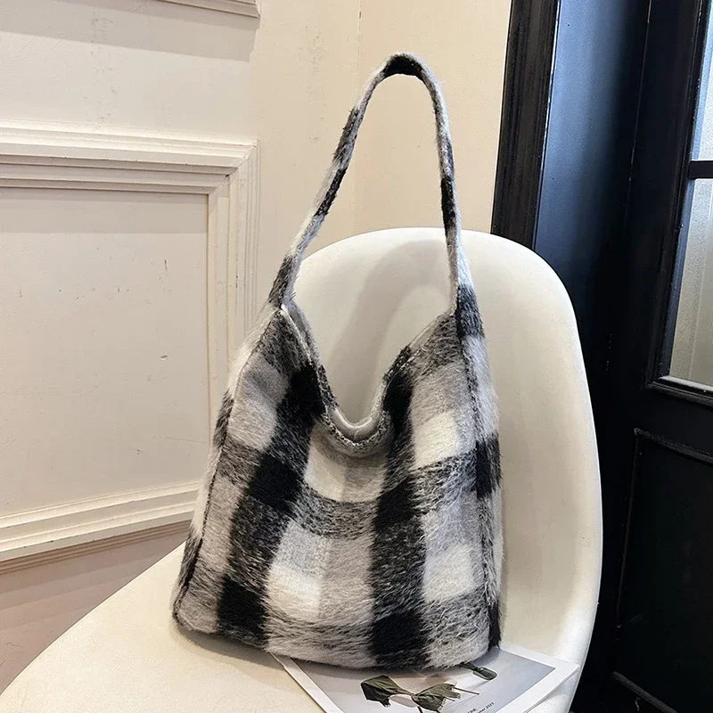 

2024 New Autumn and Winter Plush Bag Women's Large Capacity Shoulder Bag Casual Plush Plaid Commuting Tote Bag Le Paquet Tot