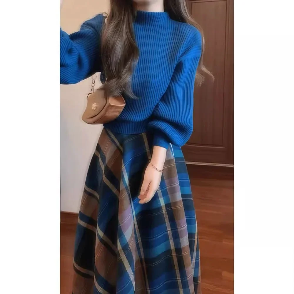 Zestaw damski: sweter dziergany i spódnica w kratę z serii Salt, kolekcja jesienna, model wyszczuplający i odmładzający, rozmiar plus size.