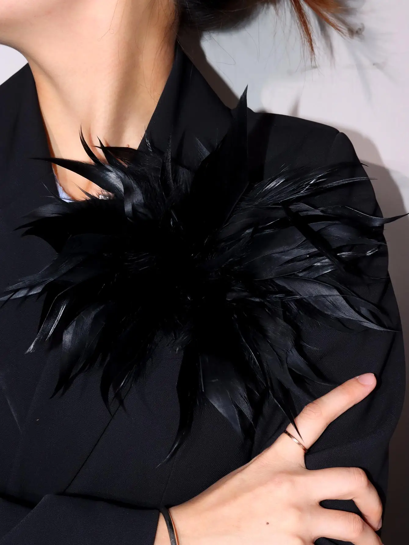 Exaggerated Personality Trendy Colorful Artificial Feather Brooch for Women Men Host Suit Decoration Pin HUANZI 2025 NEW