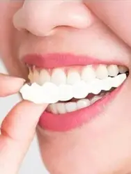 女性と男性のための偽の歯の一時的なveneers、imperfect歯、化粧品修理キット