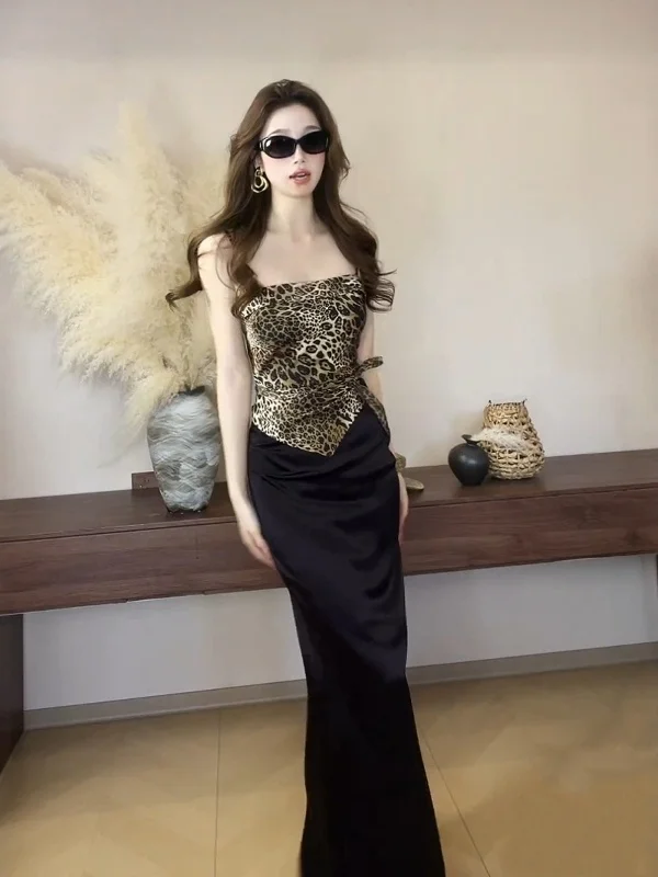 

Комплект из двух предметов: облегающий топ с леопардовым принтом на одно плечо и юбка с высоким разрезом для молодых женщин, летний модный наряд