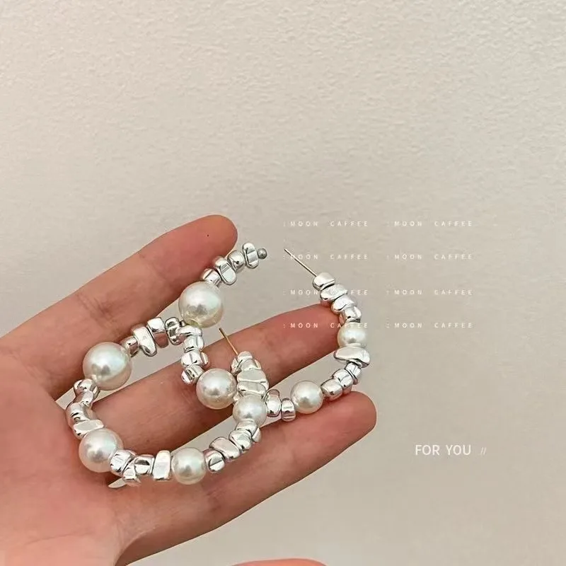 Design sense niche broken silver pearl beaded oversized C-shaped earrings earrings women's French light luxury temperament Hong