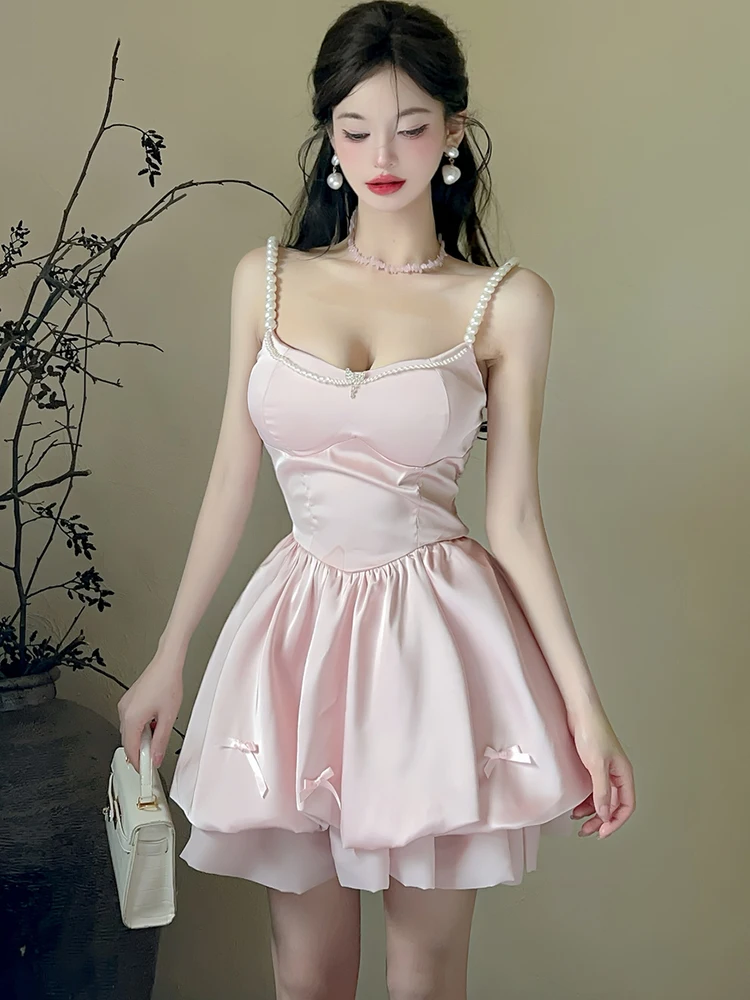 فستان قصير مثير من الساتان الوردي الجديد لعام 2025 فستان نسائي أنيق بفيونكة كاواي فستان صيفي كوري مكشكش للحفلات