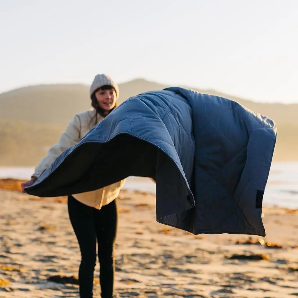 بطانية Lowlands، بطانية متعددة الاستخدام مع حقيبة سفر. متين ومقاوم للماء في الخارج، مبطن ومعزول