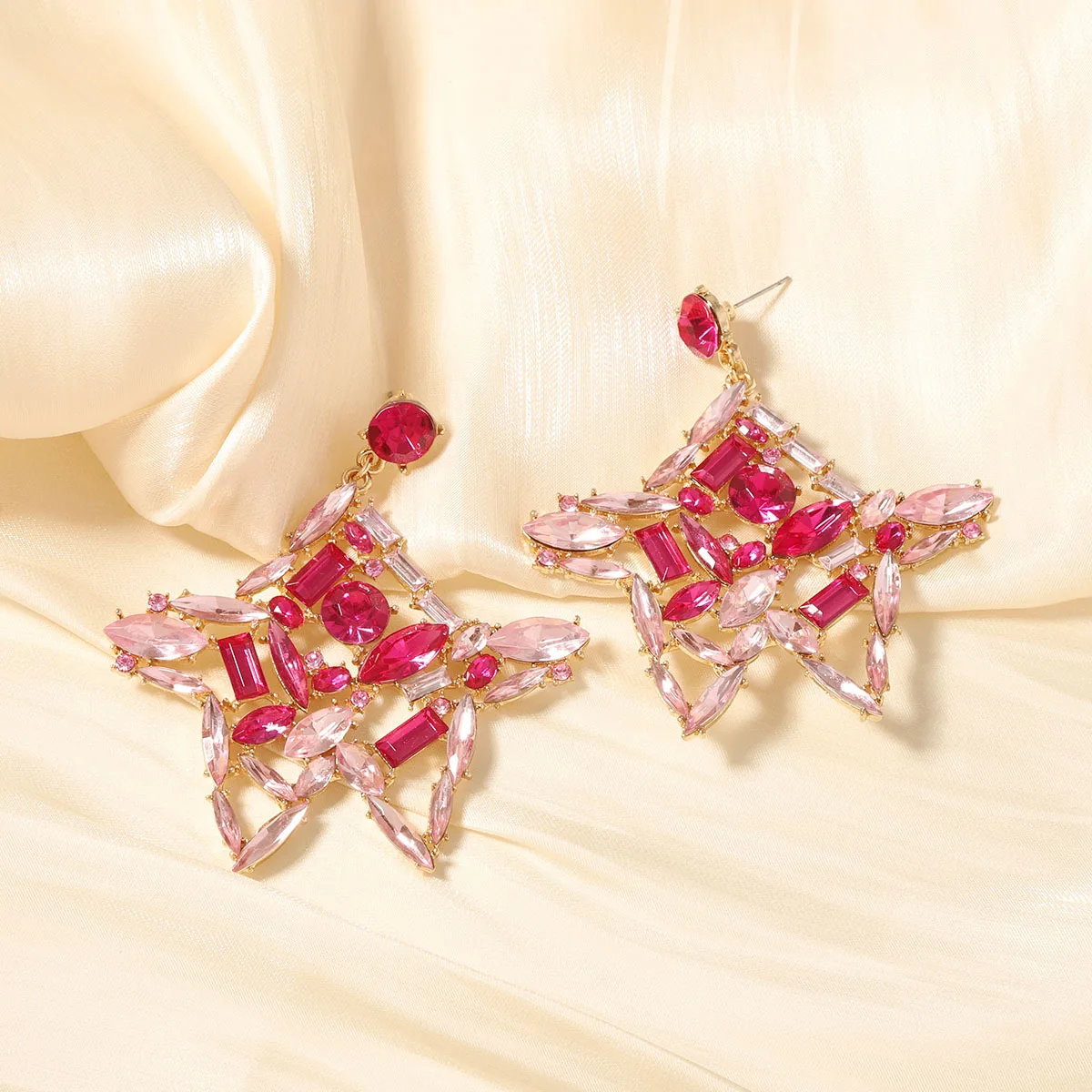 Personality trend super flash diamond hollow five-pointed star earrings, simple and fashionable daily commuter women's models
