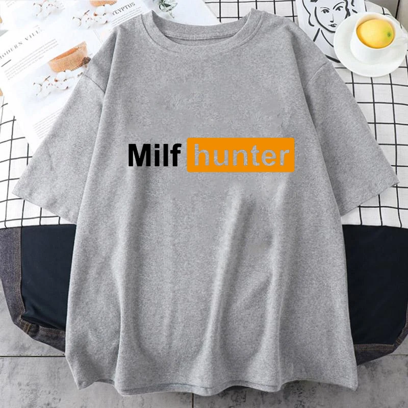 MILF Hunter | Lustiges Erwachsenen-Humor-Witz für Männer, die Milfs lieben T-Shirt MILF Hunter T-Shirt lustige Baumwolle Kurzarm T-Shirts Tops – Detail 5