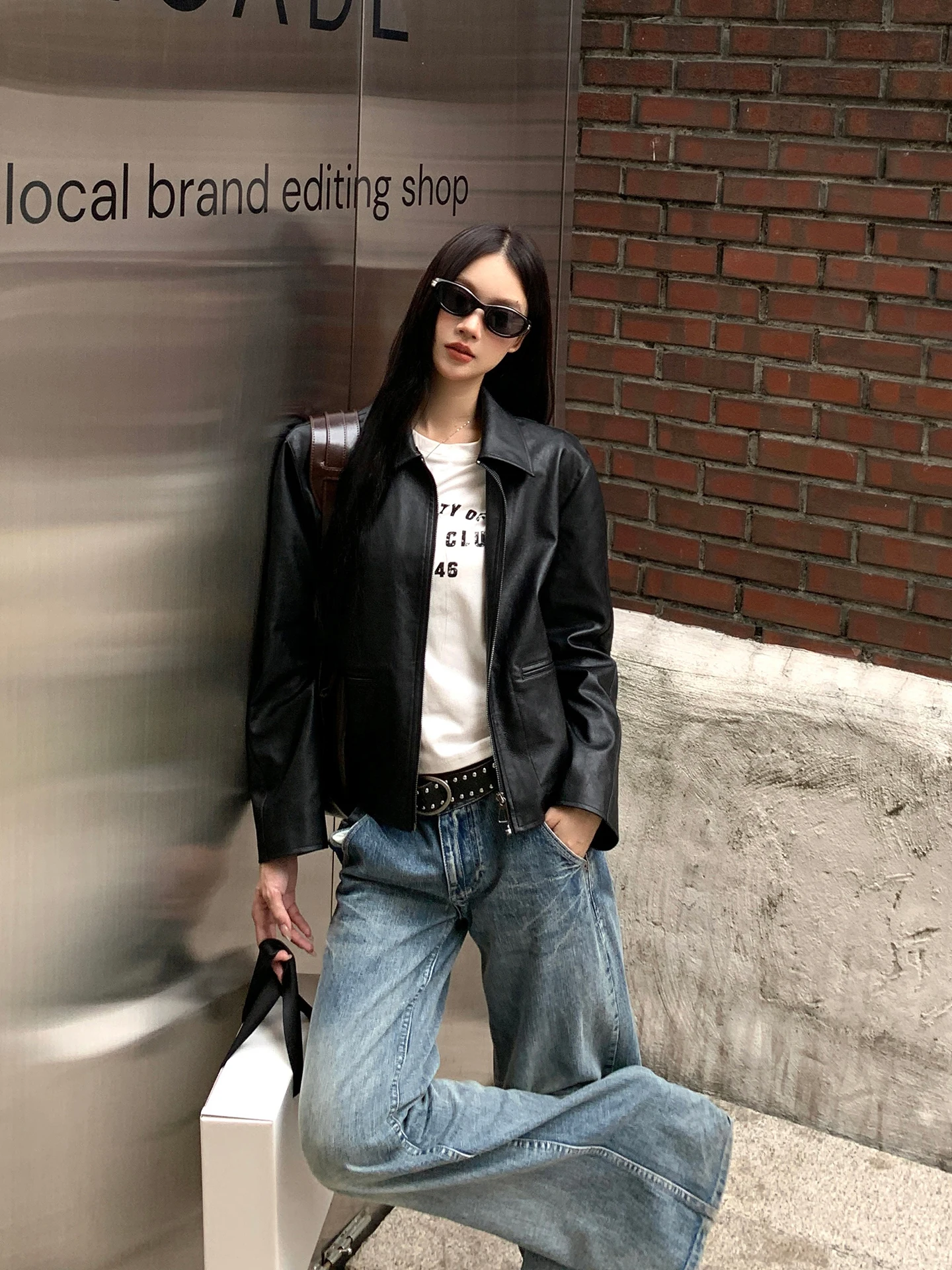 جاكيت جلد أسود للنساء بأسلوب بانك فريد وجميل ذو إحساس راقي مناسب للتنقل اليومي مع سحاب وأكمام طويلة من الجلد الصناعي