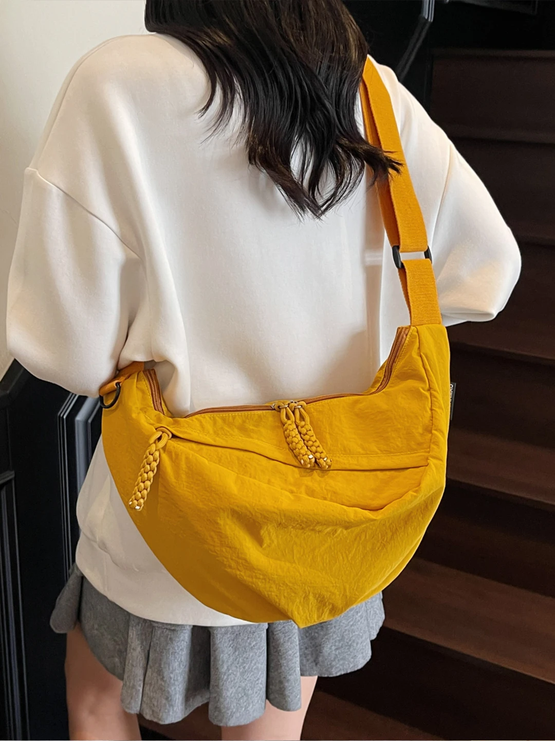 カジュアルな餃子型クロスボディバッグ女性用軽量小型スポーティイエローチェストバッグ大容量ナイロンバッグ