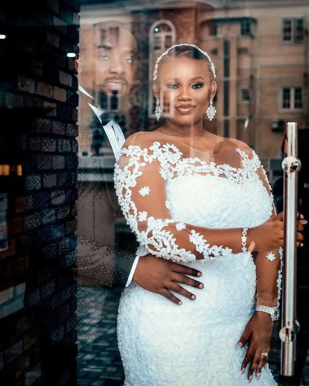 ชุดแต่งงานทรงเมอร์เมดแบบสั่งตัดไซส์พลัส ชุดเจ้าสาวคอวีประดับลูกไม้แขนยาวปักคริสตัลยาวลากพื้น ปี 2023