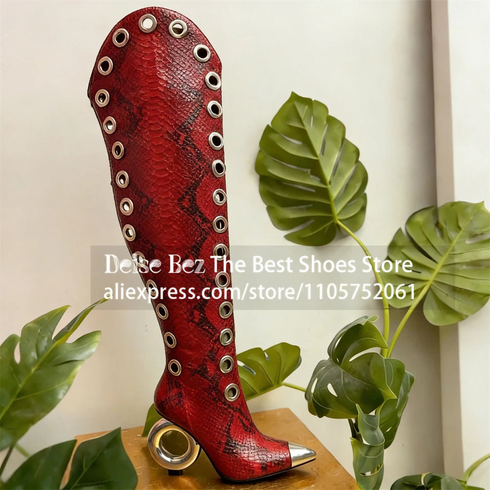 Botas de tacón escultórico con aro circular plateado, botas metálicas de punta afilada por encima de la rodilla, botas de diseño con detalles de ojales, botas de diseño novedosas.