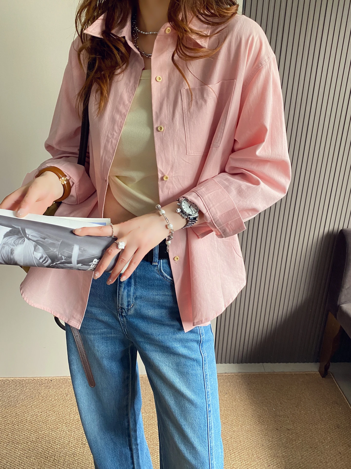 

Свободная розовая рубашка с длинным рукавом для женщин, весна 2026, новый стиль, повседневный топ, стройнящий силуэт, модный, с белым воротником, свободный крой, дышащий